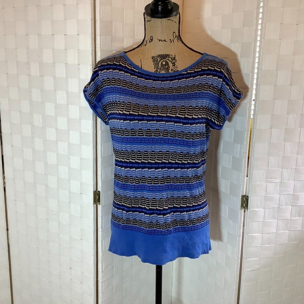 the limited blue,  black, tan short sleeve lightweight sweater size XS